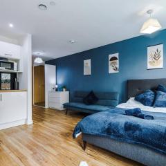 Stylish Media City Studio, Sleeps 3, Darts Board, Smart TV, Long Term Disc