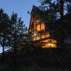 Lazy Bear Lodge on 5 Acres with Mountain Views!