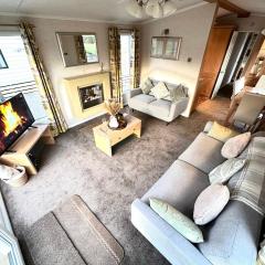 Impeccable 2-Bed Lodge in Preston hot hub