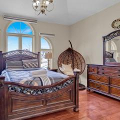 Individual Bedroom - Bright and Private Queen Suite with Modern Amenities in Shared Home