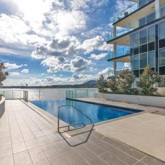 Lakeside 1-Bed with Courtyard Pool Gym & Parking