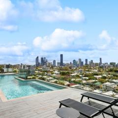 Sleek 1-Bed With Rooftop Pool & Amazing City Views