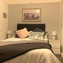 Cliftonville, en-suite room, fridge microwave TV, great value homestay near the sea