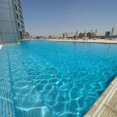 Luxury Home Corniche Tower 2 BHK pool gym wifi 20min Dubaï