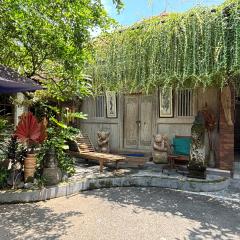 Batuan Sukawati Comfortable Private Room Traditional Balinese Homestay at Royen Family Guest House
