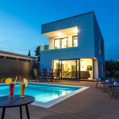 Villa Tuta with heated pool, only 150 m from the beach