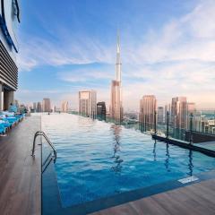 5 Stars Living Infinity Pool Burj Khalifa view