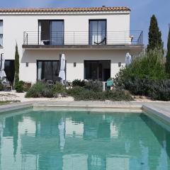 Maison contemporaine au Paradou. Piscine.