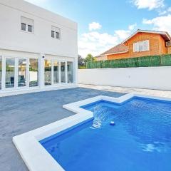 Nice Home In Riba-roja De Turia With Private Swimming Pool, Can Be Inside Or Outside