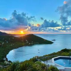 Windsong Villa - Sleeps 8 Stunning Views