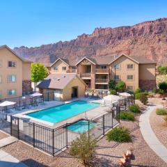 6E Family Friendly RedCliff Condo, POOL & HOT TUB