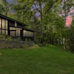 Pineview Haven by KABINO Bright and Modern Open Concept Carport Private Patio Sunroom