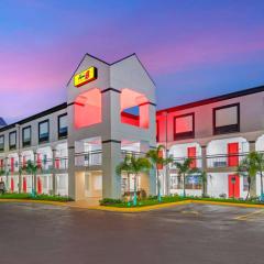 Super 8 by Wyndham Orlando Near Florida Mall