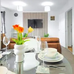Deluxe 2-bed apartment with free parking, netflix & fast WiFi