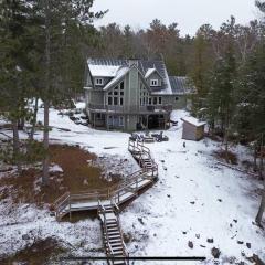 KerryAnne - North Kawartha Lakehouse with Hot Tub