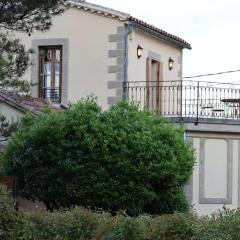 Maison de charme avec vue sur la cité médiévale.