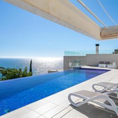 Designvilla with breathtaking view for 14 guests