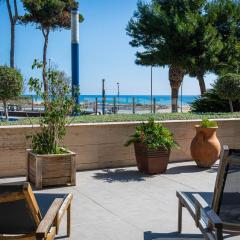 AT062 Planta baja en 1ra línea con salida a la piscina, completamente equipado