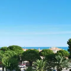 Appartement refait à neuf, climatisé avec vue mer et montagne, avec place de parking privative