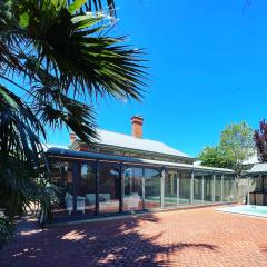 The Red Door: Expansive Home/Pool/4 BR w Ensuites