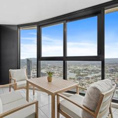 Luxe Canal View APT in Surfers Steps from the Sea