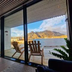 Seafront apartment Henningsvær