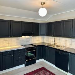 Sentralt i rolig bygård, med heis, egen, veranda & 85" Smart TV