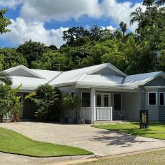 Hamptons Spa Villa - Luxury 3 bedroom 2 bathroom home with outdoor Hot tub