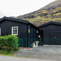 Tranquil Village Retreat / Tjørnuvík
