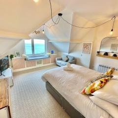 Pier View Retreat - 5 Mins Walk to Beach - Sea Views With Parking
