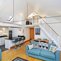 Cozy Mezzanine Apartment in Edinburgh's Old Town