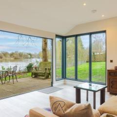 River's Edge Retreat:A Cosy 1-Bed Cabin in Windsor