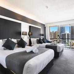 NEW Stunning Central Surfers Studio Apartment.