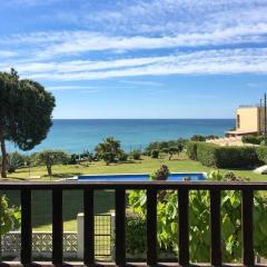 AT084 Piscina compartida con 3 casas y vistas al mar