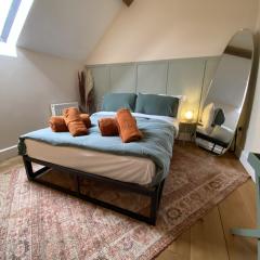 The Mews - Worcester City - Entire House - Gated - Self Check In - Free WIFI - 2 Doubles - Sleeps 6 - Cricket Club & Racecourse Close