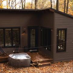 Modern Bungalow w Hot Tub -10 min Hocking Hills