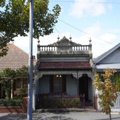 2 Bedrooms House in Carlton Central