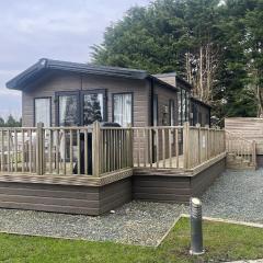 Cosy 3-Bed hot tub Lodge in Pr3