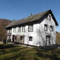 Traditionelles Haus in der Provinz Nordböhmen, umgeben von Wäldern, Hügeln und den Ruinen von Ralsko