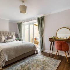 Stylish 2-bed garden apartment