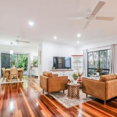 Agnes Bliss - Stunning, Central Four-Bedroom Beach House in Sunny Agnes Water