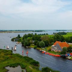 Groepsaccommodatie 'Jister' aan open vaarwater in Friesland