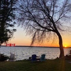 Scugog Lake House - with hot tub and Sauna