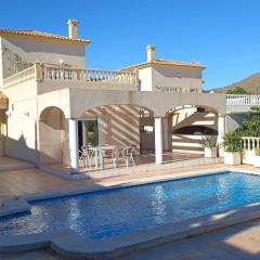 Casa Los Olivos, villa with a pool