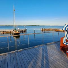 Houseboat Harmony