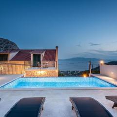 Schönes Ferienhaus in Zaostrog mit Privatem Pool und Meerblick