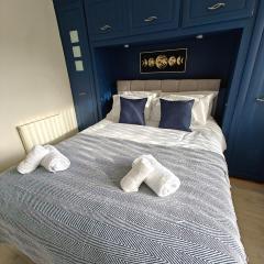 NEC Stay - Spacious Solihull Home 4 Bedrooms -5 Mins to M42 & JLR - 5 Beds 2 Sofa Beds - 10 Guests - 10 Mins to NEC BHX HS2 South Birmingham - Driveway Parking - ARZ Stays