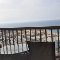 Luxury furnished apartment للعائلات فقط overlooking the sea