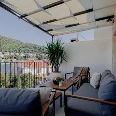 Modern Fisherman's Stone House Brna