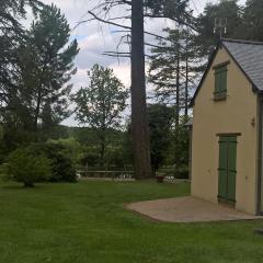 Gite meublé avec étang en lisière de forêt.